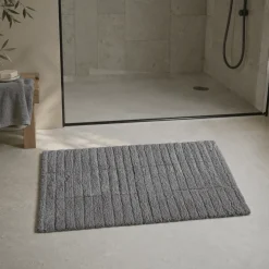 Baderomsmatte Tiles grå i bomull 80 x 50 cm
