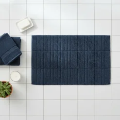 Baderomsmatte Tiles mørkeblå 80 x 50 cm