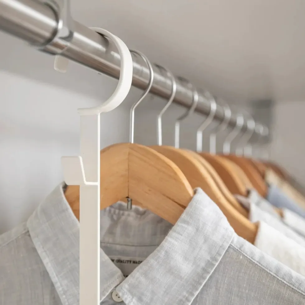 Justerbart klesstativ for garderobe med kroker