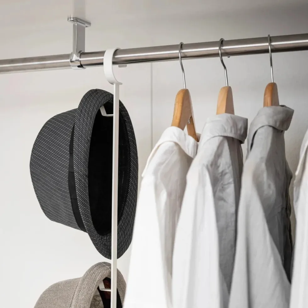 Justerbart klesstativ for garderobe med kroker