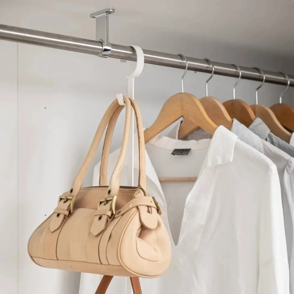 Justerbart klesstativ for garderobe med kroker