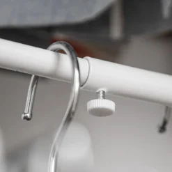 Justerbart klesstativ for garderobe med kroker