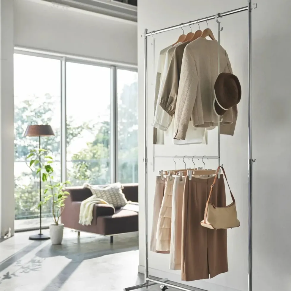 Justerbart klesstativ for garderobe med kroker