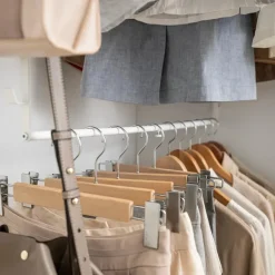 Justerbart klesstativ for garderobe med kroker