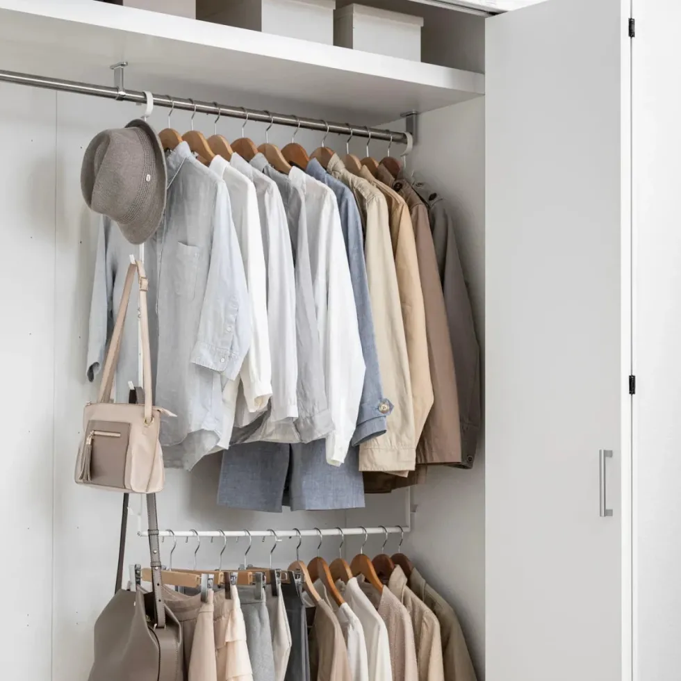 Justerbart klesstativ for garderobe med kroker