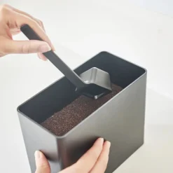 Lufttett kaffeboks med måleskje sort 1,6L