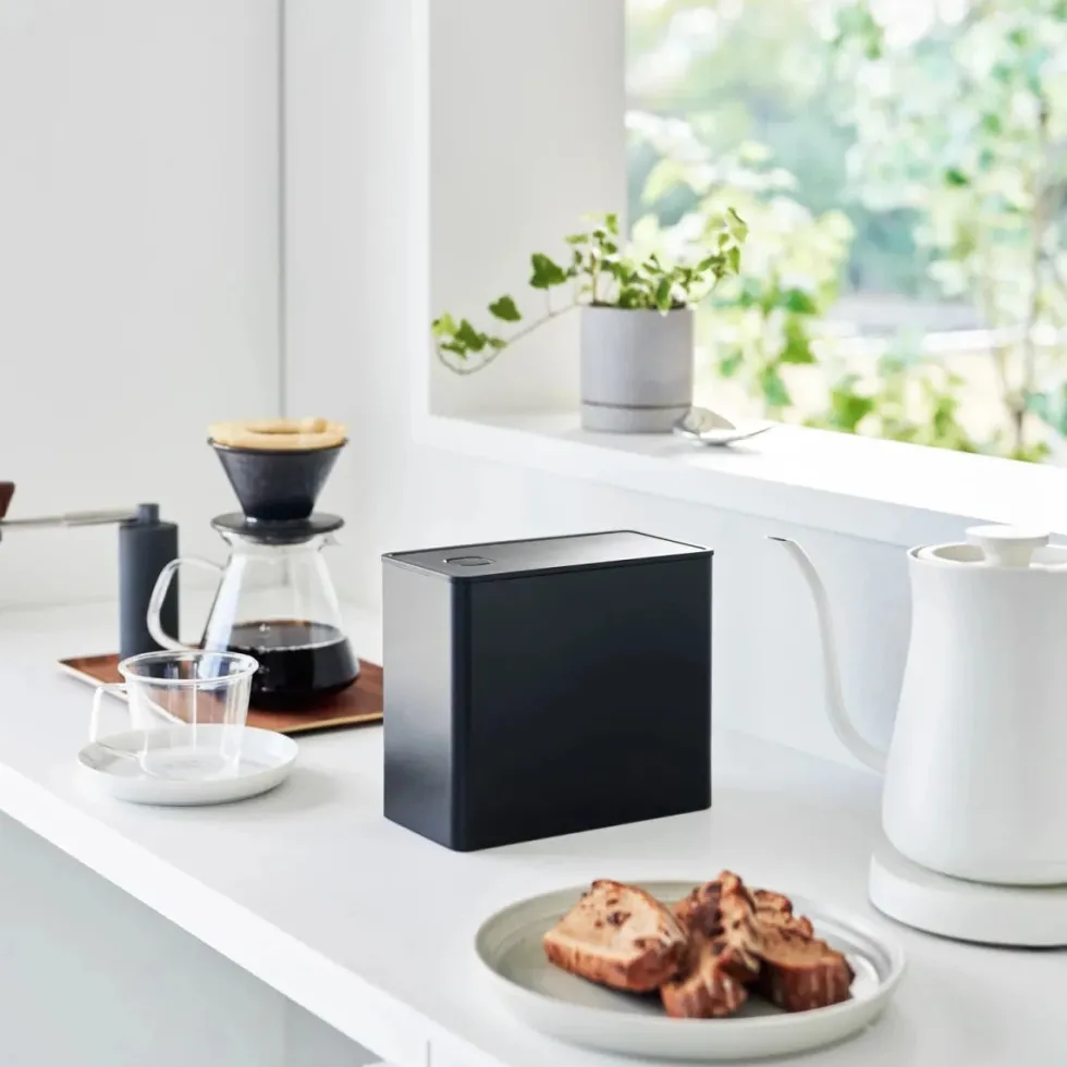 Lufttett kaffeboks med måleskje sort 1,6L