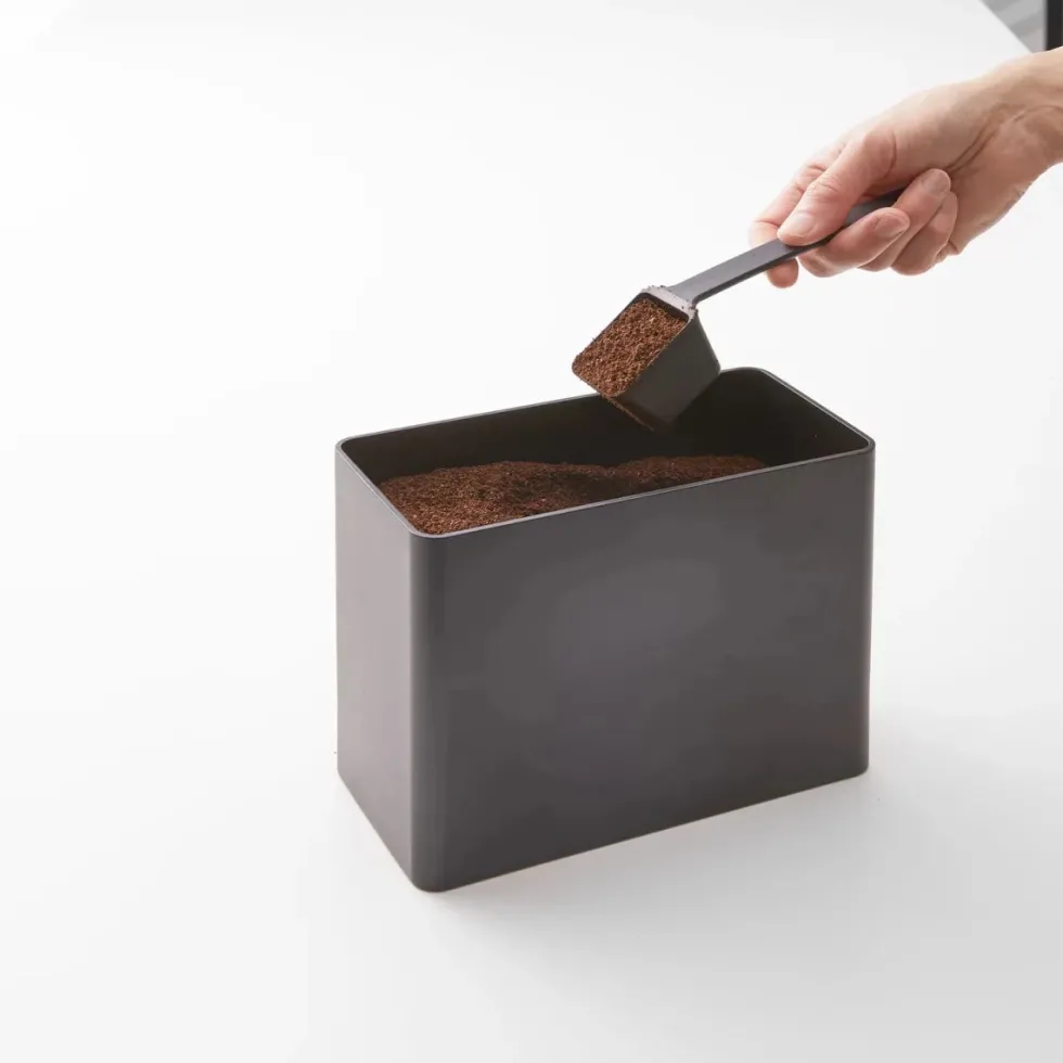 Lufttett kaffeboks med måleskje sort 1,6L