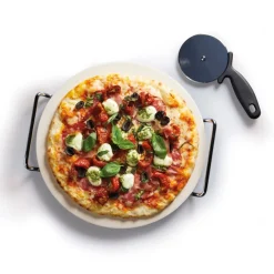 Pizzastein i keramikk med serveringsstativ og pizzahjul 33 cm