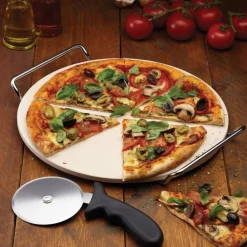 Pizzastein i keramikk med serveringsstativ og pizzahjul 33 cm