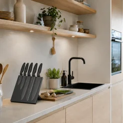 Sett med 5 kniver og magnetisk knivholder sort