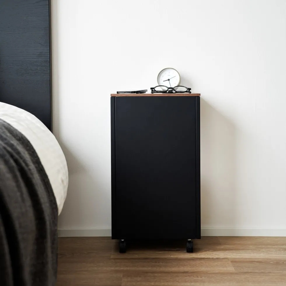 Sidebord med hjul sort 55 x 31 cm
