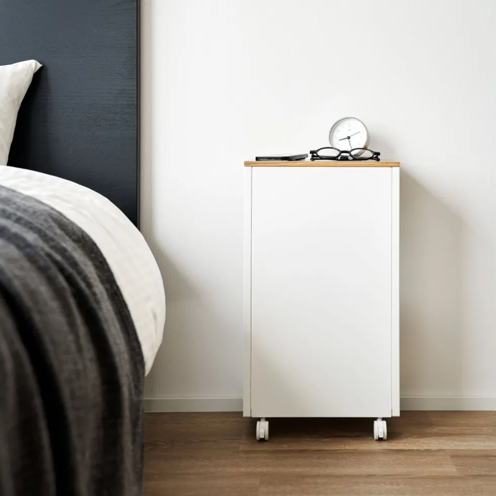 Sidebord med treplate og hjul hvit 55 x 31 cm