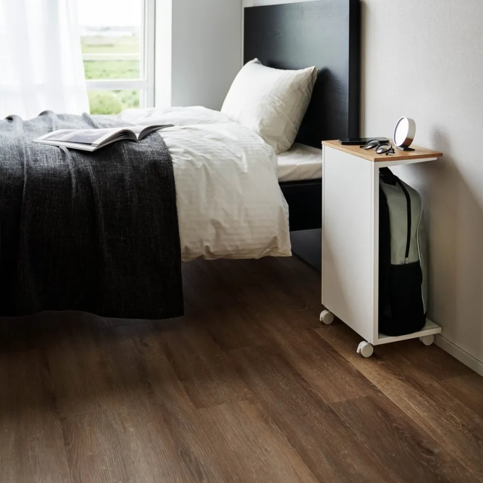 Sidebord med treplate og hjul hvit 55 x 31 cm