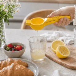 Sitronpresse i metall gul 22,5 cm fra KitchenCraft