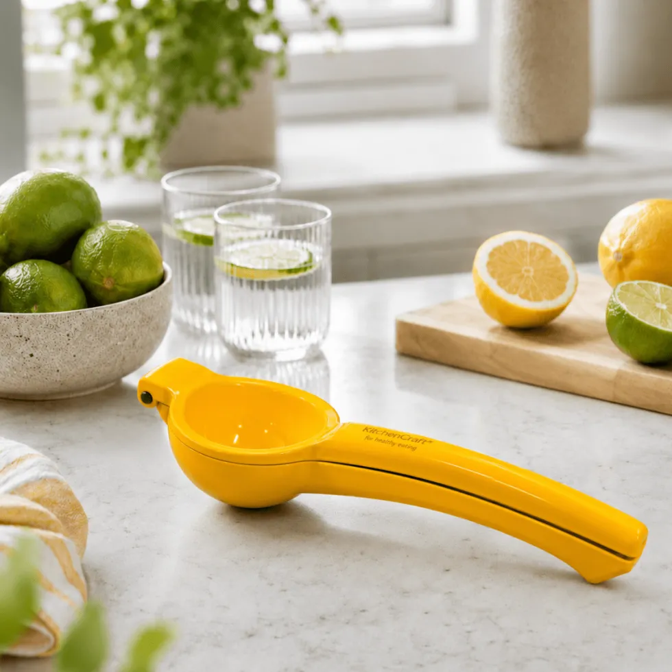 Sitronpresse i metall gul 22,5 cm fra KitchenCraft