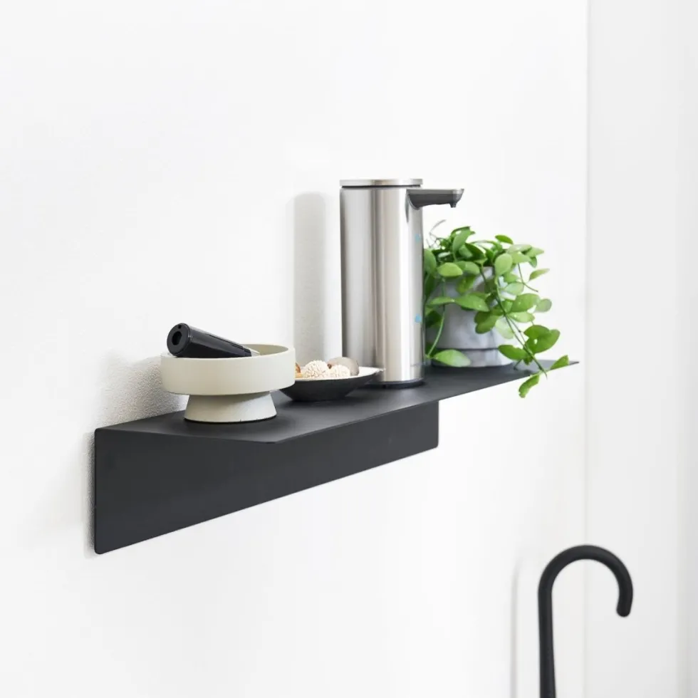 Vegghylle i sort metall 50 x 15,7 cm