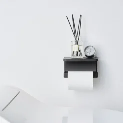 Veggmontert toalettpapirholder sort